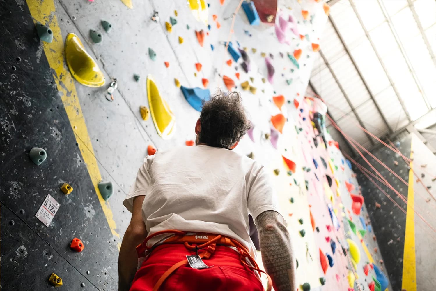 Escalada deportiva con seguridad en el rocódromo Gran Pared